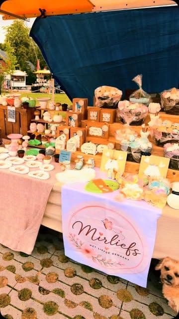 Marktkraam van Mirliefs met verschillende handgemaakte decoraties van keramisch gips