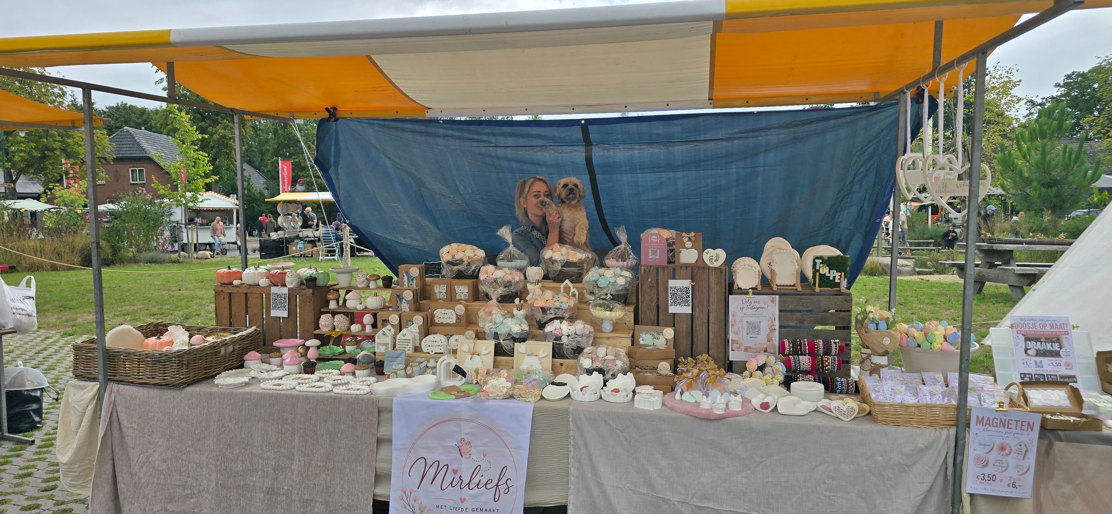 Marktkraam van Mirliefs met verschillende handgemaakte decoraties en cadeautjes van keramisch gips